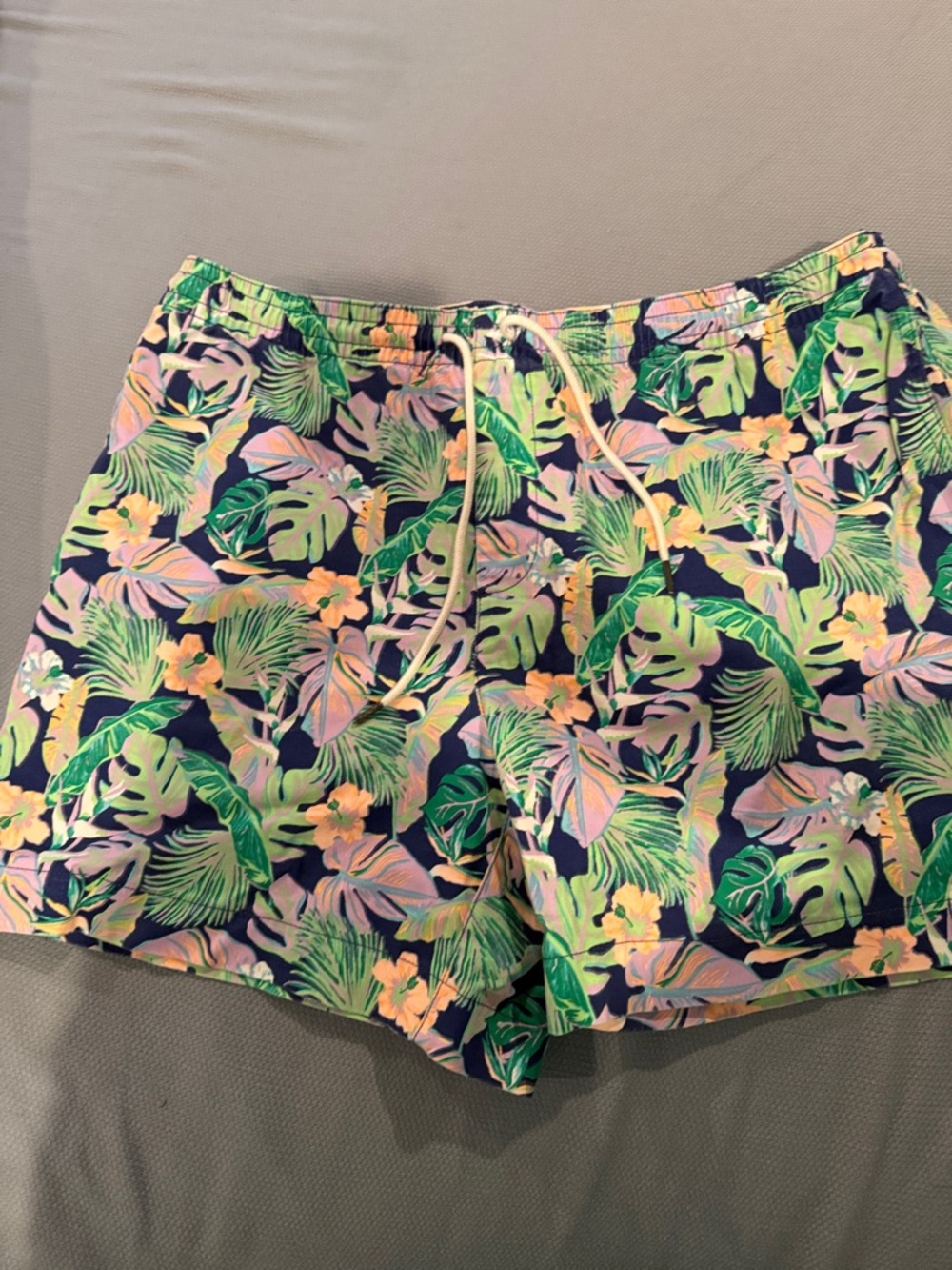 chubbies Men’s 5.5” inseam XL Navy Tropical Leaf Print Shorts